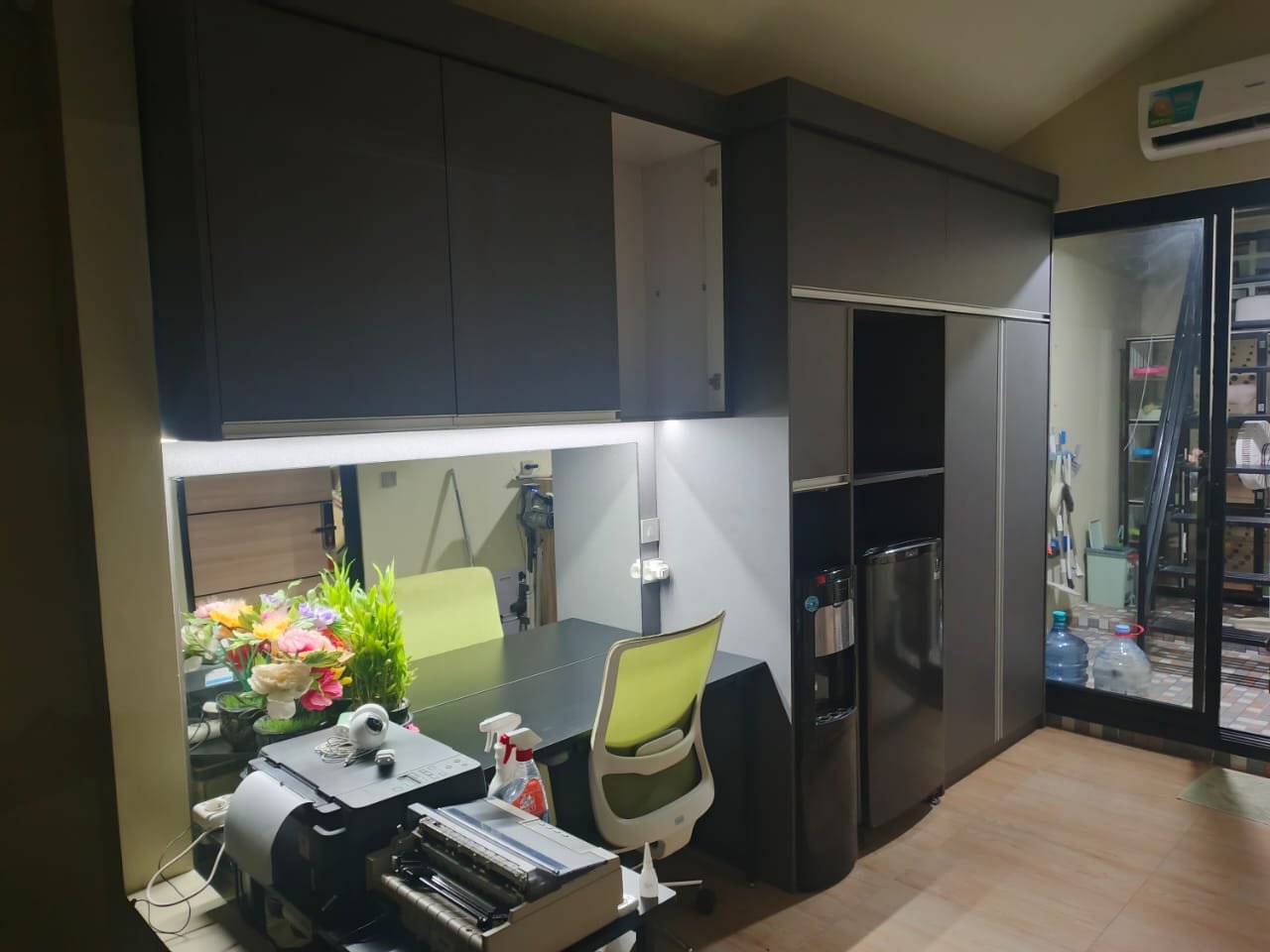 INTERIOR ROOM